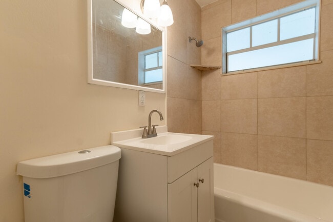 Building Photo - 170 SE Serenata Ct