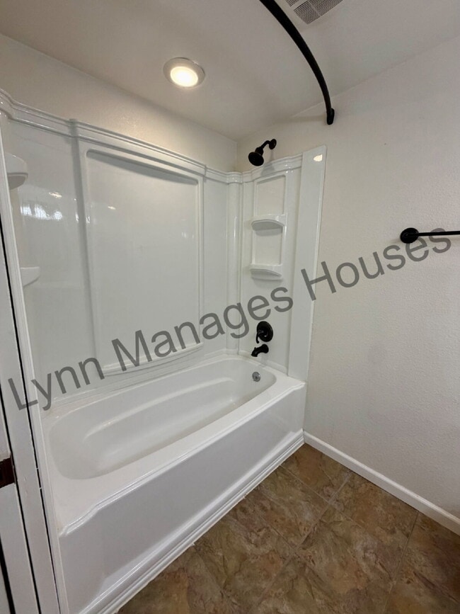 Building Photo - Single Family Home - Ready Now!