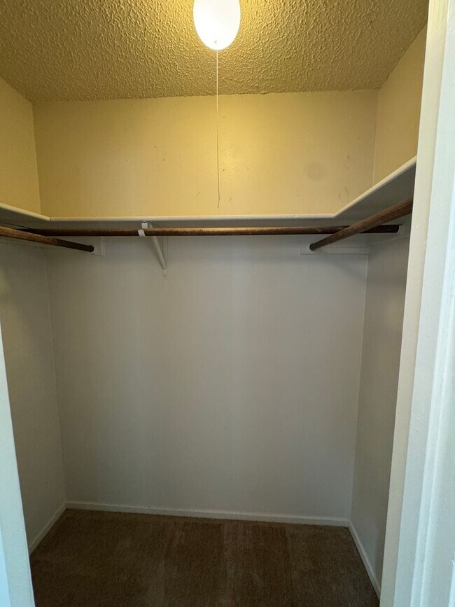 Building Photo - Spacious 3 Bdrm 2 Bath with Extra Living Space