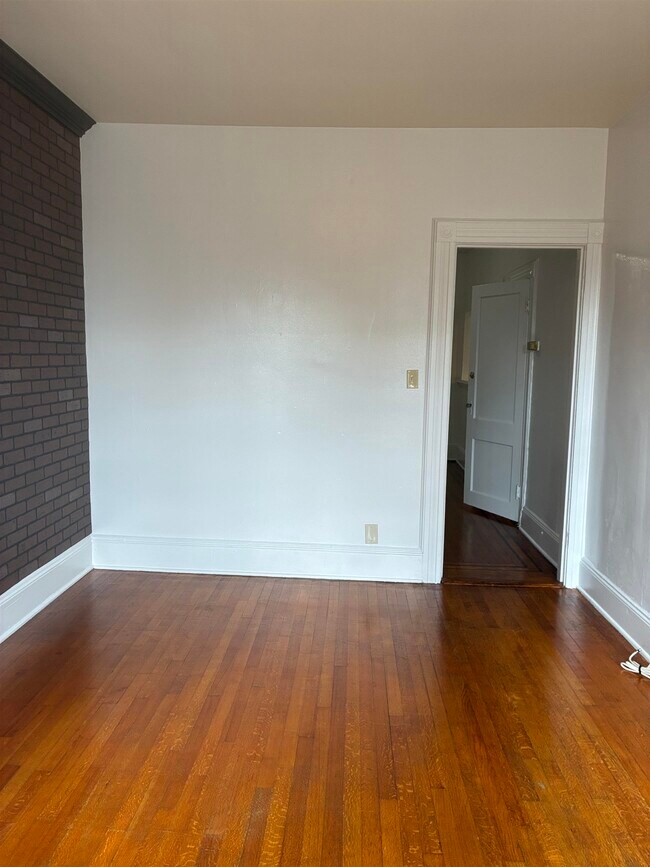 Building Photo - 110 18th St