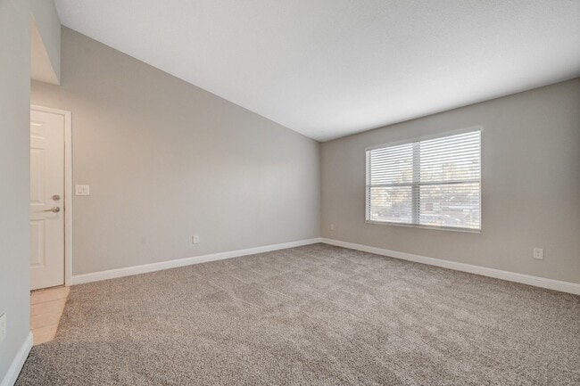 Building Photo - Charming 3 Bedroom Upstairs Condo in a Gat...