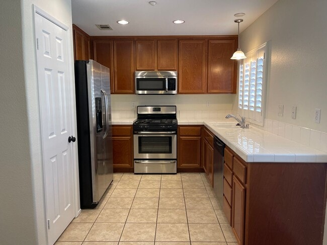 Building Photo - Cozy Town Home For Rent