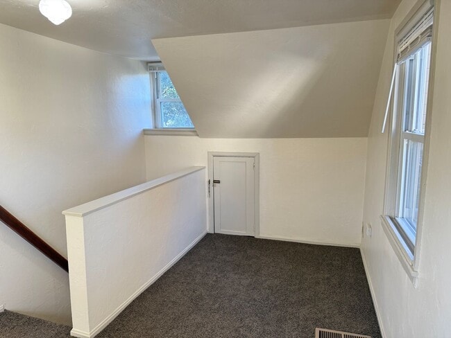 Building Photo - Charming 1 Bedroom Cottage with Bonus Room...