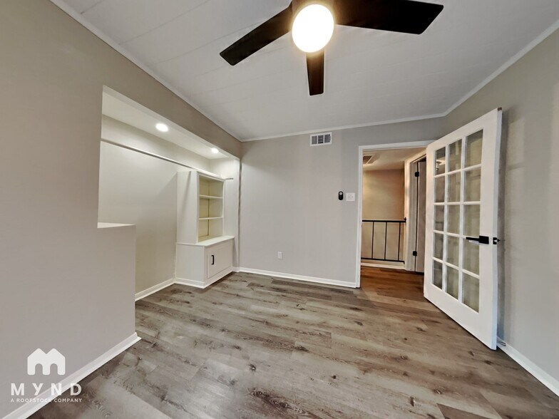 Building Photo - 2052 Lakeside Dr