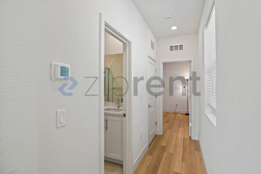 Building Photo - 5545 Oberon Ave