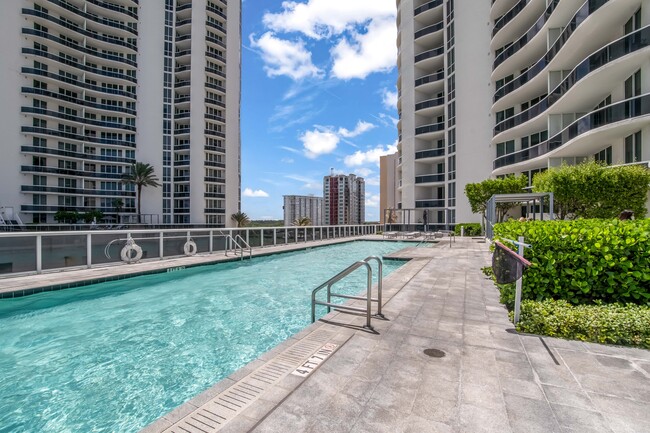 Oceanfront Heated Pool - 15901 Collins Ave