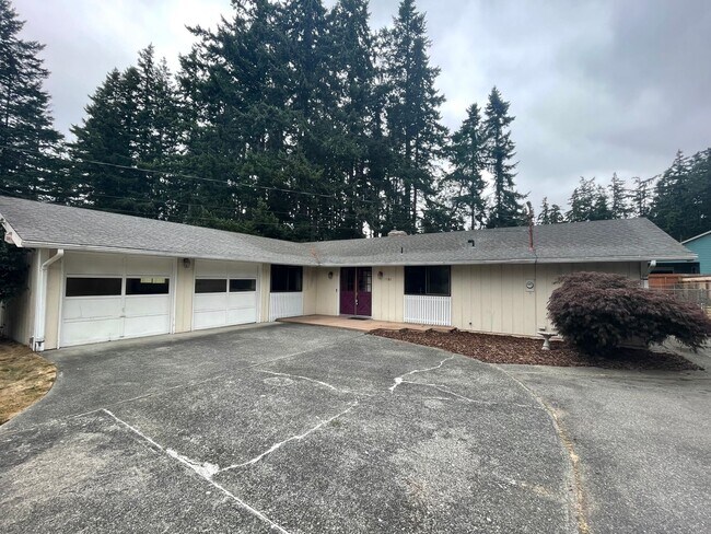 Building Photo - Spacious Single Story 3 Bedroom Home in To...