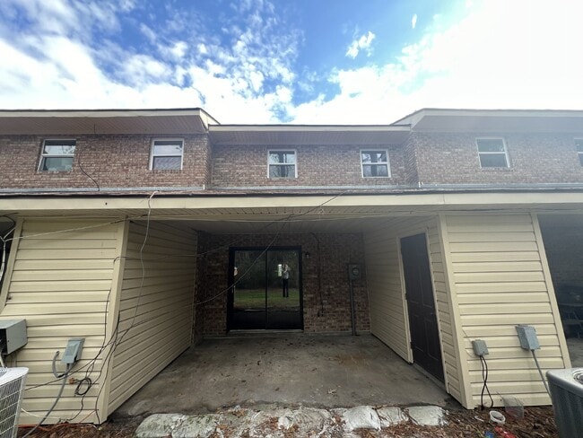 Building Photo - Town House For Rent