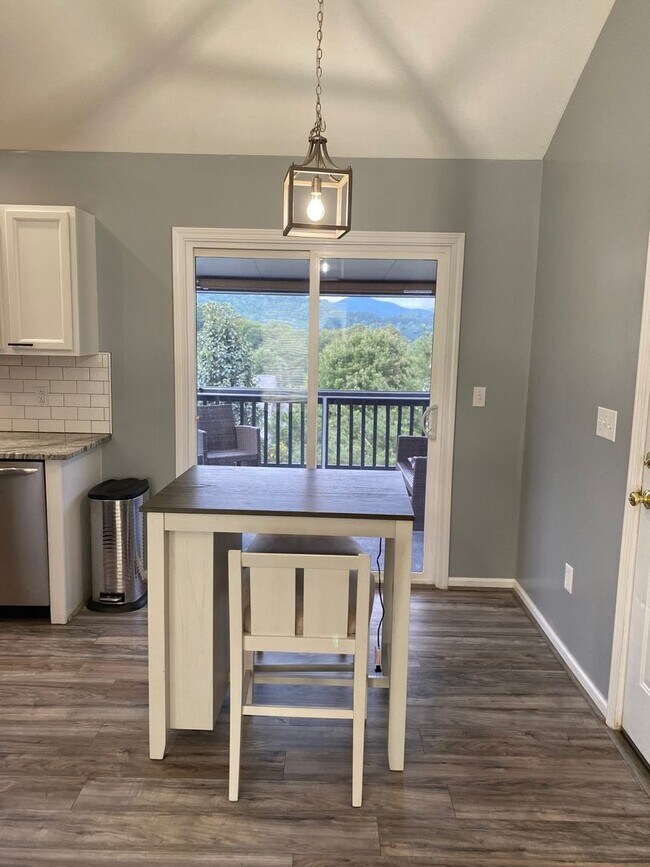 Building Photo - West AVL - Spacious Home in Scenic Bluff S...