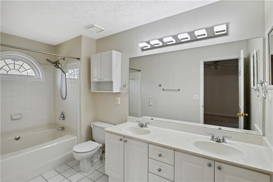 Building Photo - 2179 Mainsail Dr NE