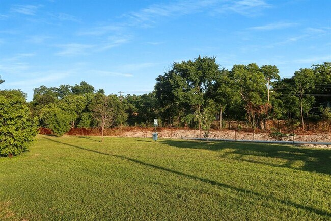 Building Photo - 829 Park Plaza Dr