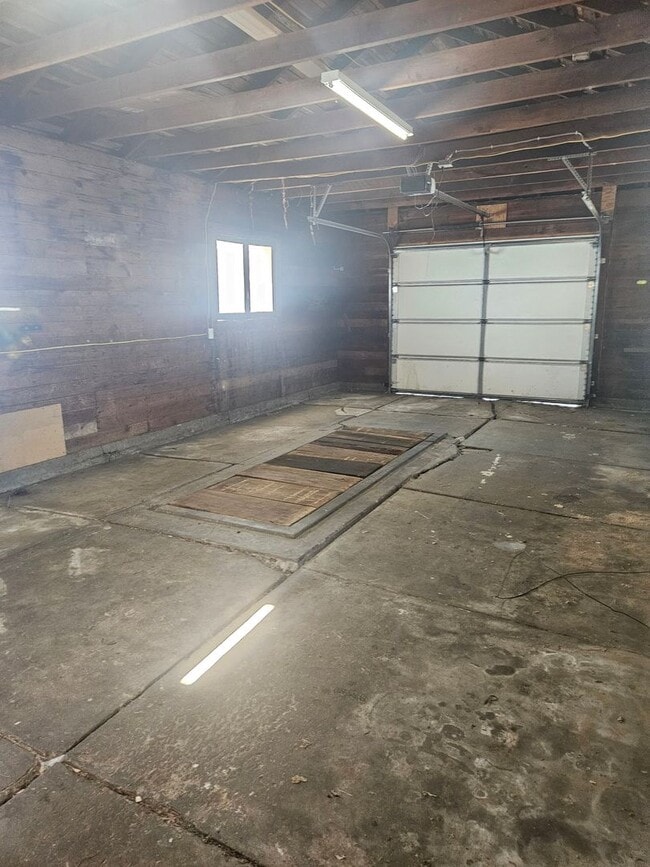 Building Photo - Charming 2 Bedroom with Bonus/Laundry Room