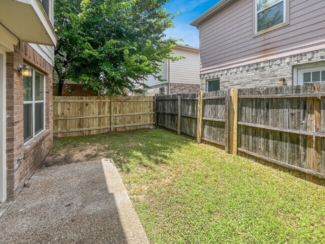 Building Photo - 2325 Kingsway Dr