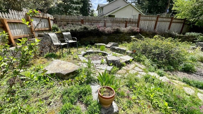 Building Photo - Large 2 Bedroom 2.5 Bath Home With Fenced Yard & Wrap Around Deck in Clearwood Community! Lake, T...