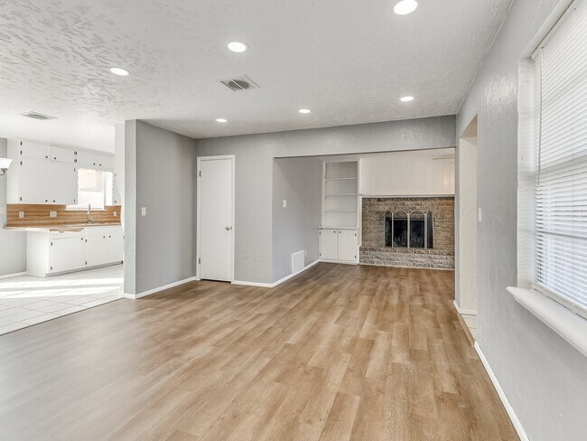 Building Photo - 316 W Bass Ave