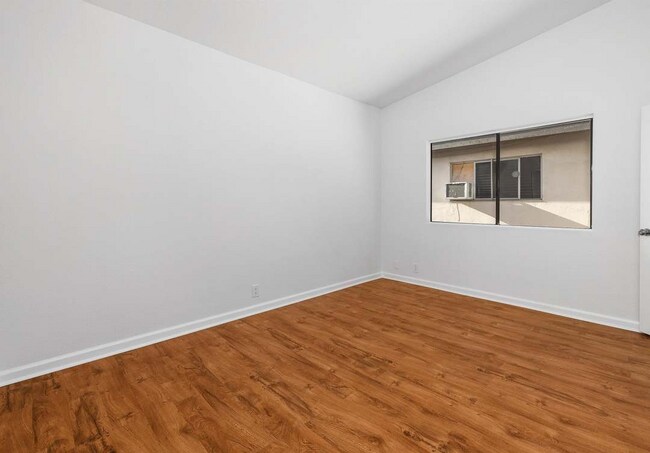 Building Photo - Discover the charm of this top-floor apart...