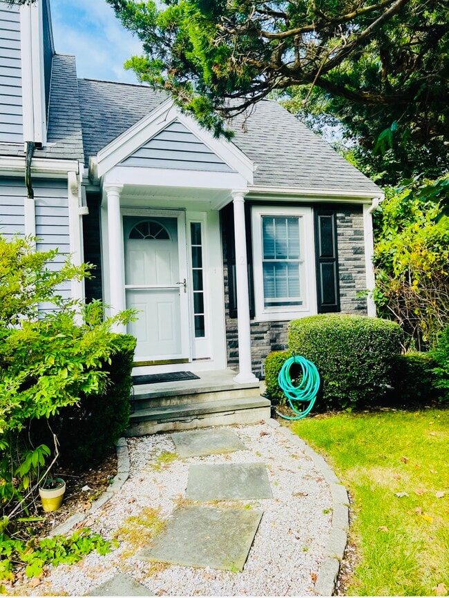 Building Photo - 94 Country Club Dr