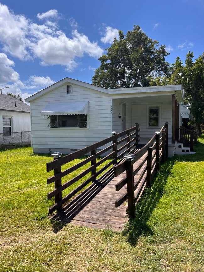 Building Photo - 2 bedroom home in Historic Downtown Walking District of Morehead City with fenced in yard