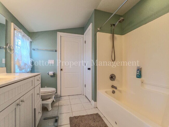 Building Photo - 102 Blossom Cir