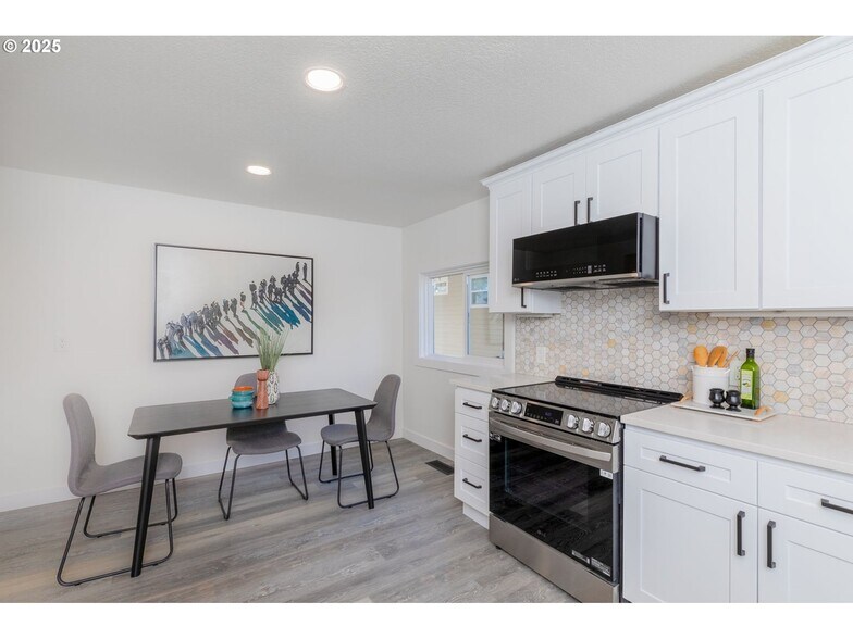 kitchen dining area - 4685 Riverview Ave