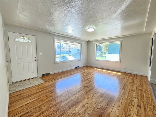 Building Photo - $1,995 - 4 Bed / 1 Bath Home with Fully Fe...