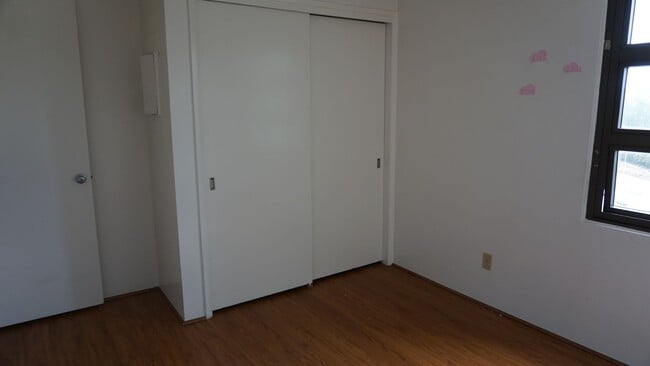 Building Photo - 2-bedroom, 1-bathroom unit with stunning m...