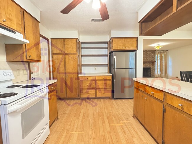 Building Photo - Beautiful Home with Large Backyard