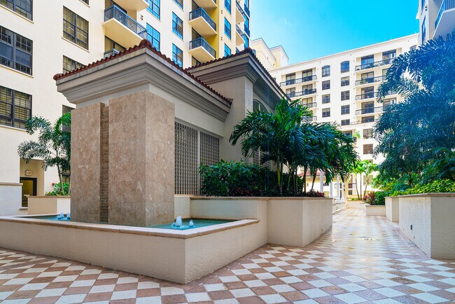 Building Photo - 701 S Olive Ave