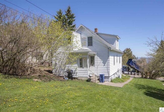 Building Photo - AVAILABLE JUNE 1ST- Terrific 3 Bed 2 Bath w/ Lake Views