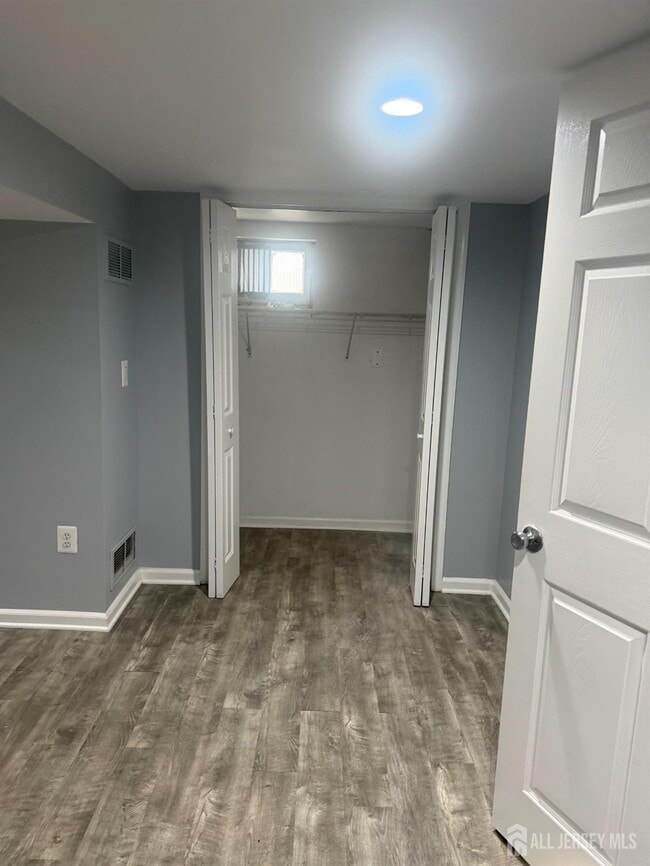 Building Photo - 13 Oakwood Dr