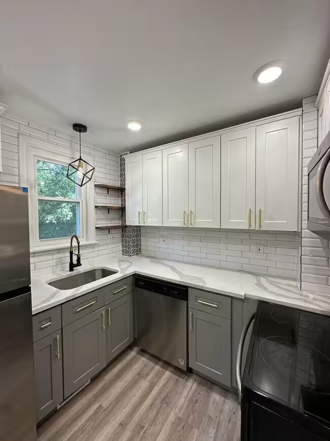 Building Photo - 3370 Parkview Ave