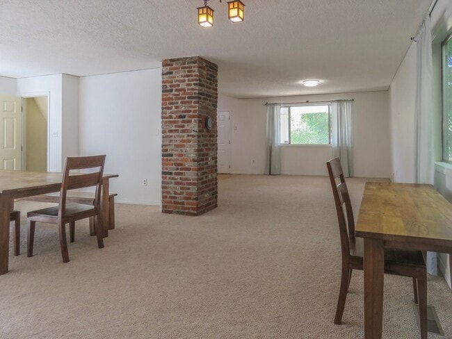 Building Photo - *** 4 Bedroom Sellwood Home ***