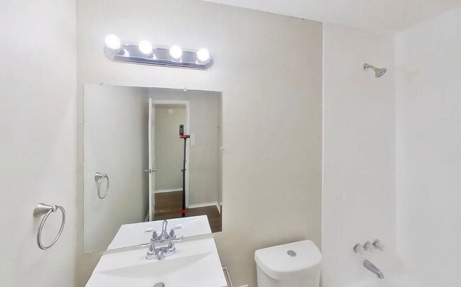 Building Photo - Beautifully Renovated 3-Bedroom Home with Premium Finishes