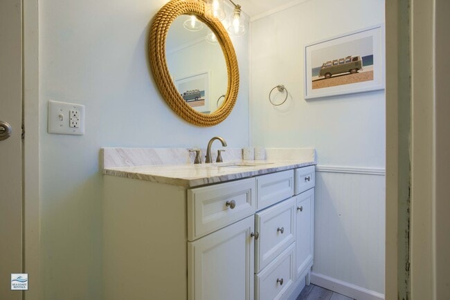 Building Photo - FURNISHED OFF-SEASON SHORT TERM RENTAL (UTILITIES INCLUDED w CAP)