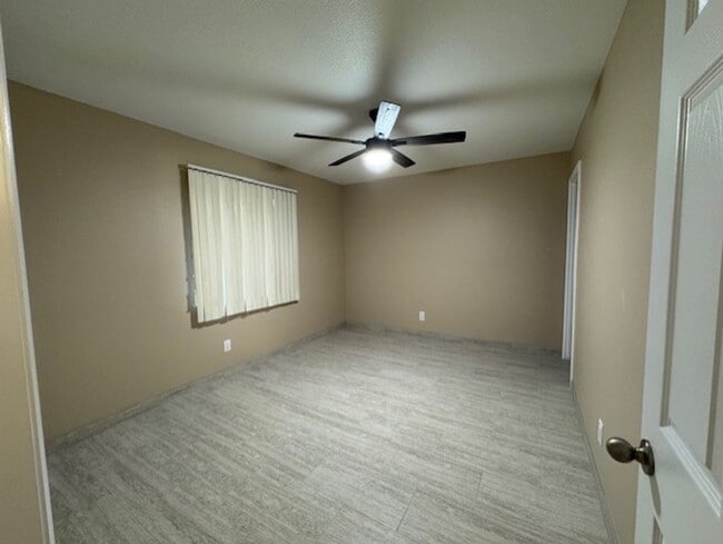 Building Photo - 3 Bedroom 2 Bathroom House FOR RENT