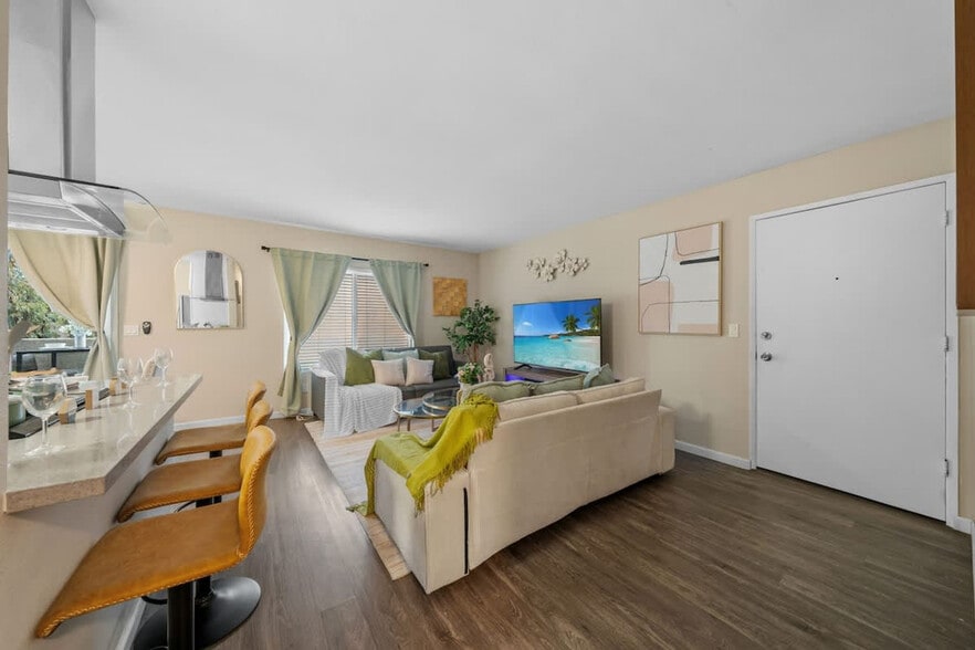 Building Photo - 9504 Carroll Canyon Rd