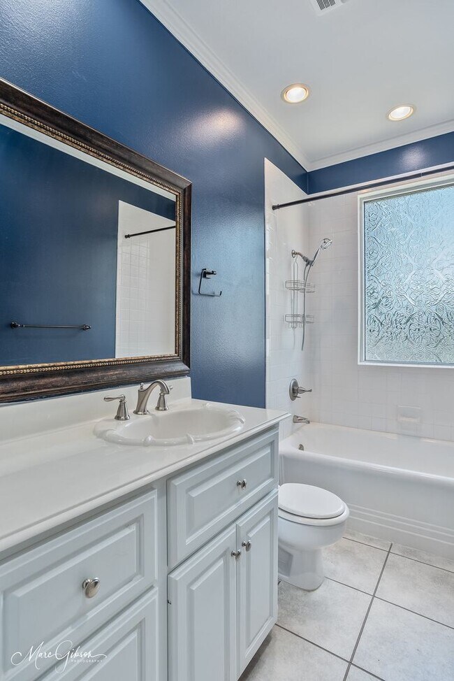 Building Photo - Beautiful 3 Bed 3 Bath