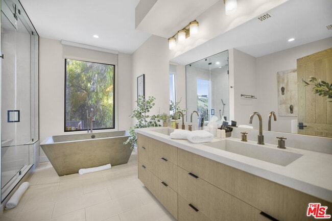 Building Photo - 7212 Mulholland Dr