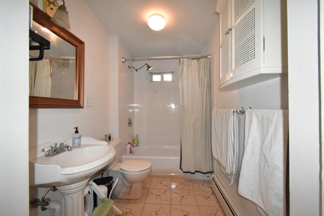 Building Photo - 214 8th St