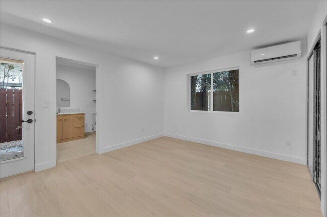 Building Photo - 6915 Encino Ave