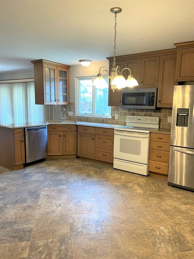 Building Photo - Charming 3 Bed/2 Bath Brick Ranch Home in ...