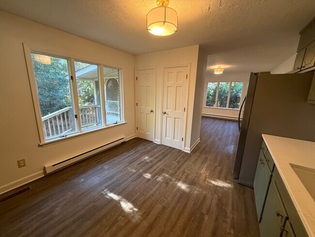 Building Photo - 965 N Rdg St