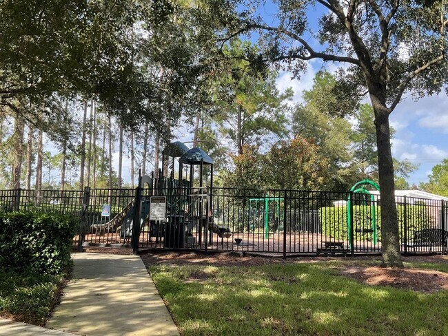 Building Photo - Single family home with 3 bedrooms, 2.5 ba...