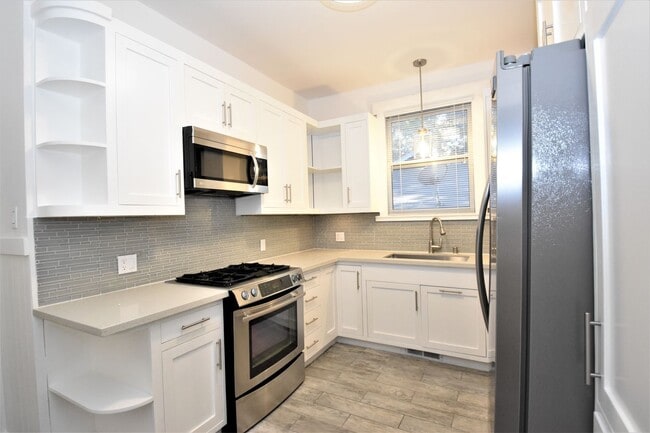Building Photo - 306 24th St