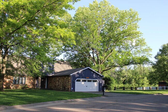 Building Photo - 2115 Pineshore Ct