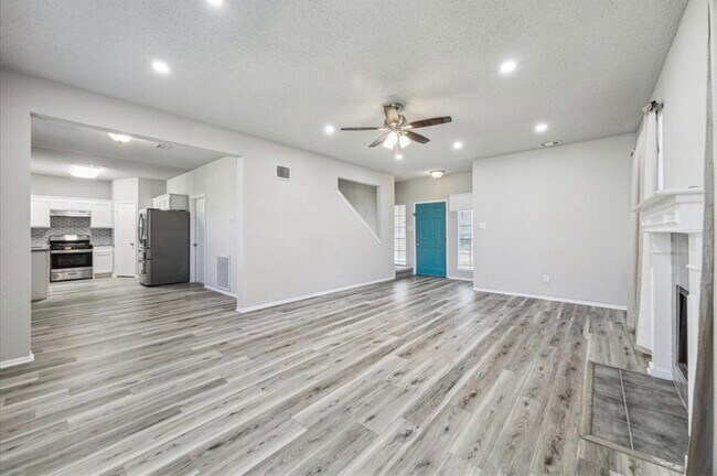 Building Photo - 8030 Log Hollow Dr