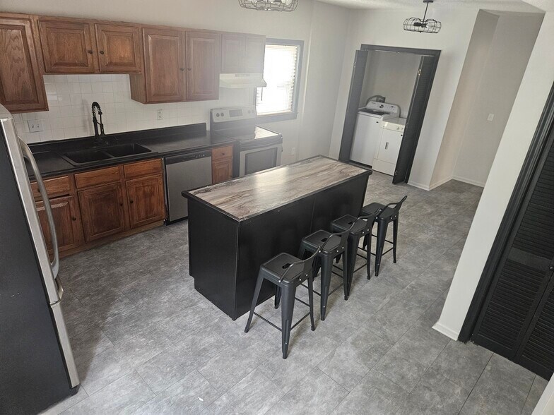 Kitchen with laundry - 3526 Locust St