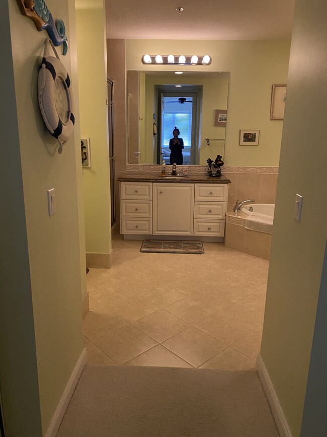 Master bath - 33 Harbour Isle Dr W