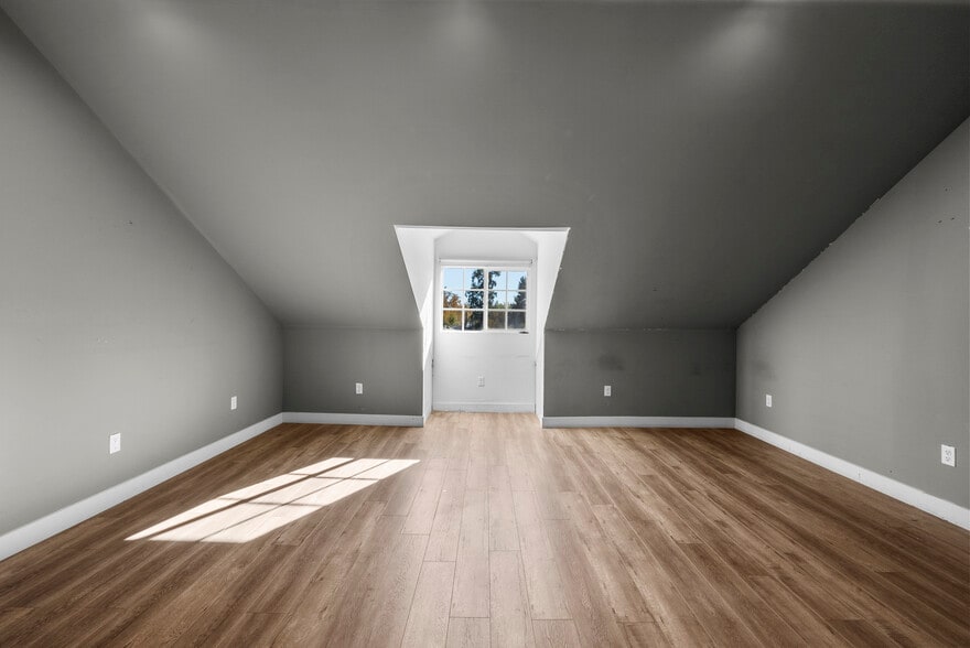 Building Photo - 6223 Simpson Ave