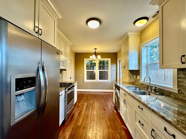 Building Photo - Remodeled Piedmont 3 Bedroom Home with Har...